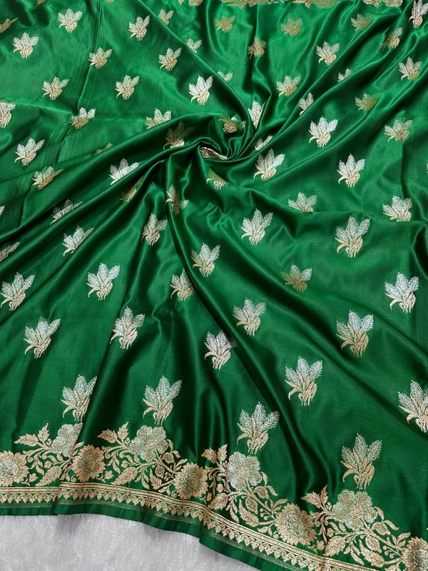 Premium_Bottle_Green_Katan_Silk_Banarasi_Saree_With_Delicate_Floral_Arch_Border_And_Traditional_Bouquet_Leaf_Butis