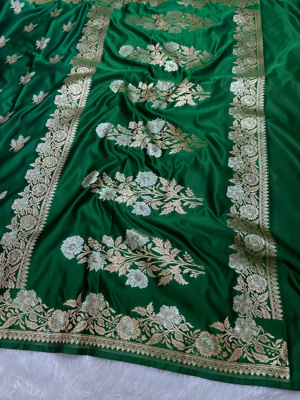 Premium_Bottle_Green_Katan_Silk_Banarasi_Saree_With_Delicate_Floral_Arch_Border_And_Traditional_Bouquet_Leaf_Butis