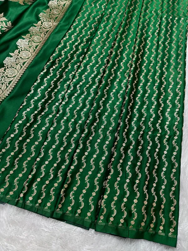 Premium_Bottle_Green_Katan_Silk_Banarasi_Saree_With_Delicate_Floral_Arch_Border_And_Traditional_Bouquet_Leaf_Butis
