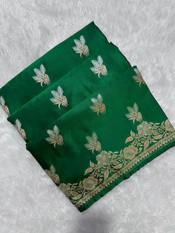 Premium_Bottle_Green_Katan_Silk_Banarasi_Saree_With_Delicate_Floral_Arch_Border_And_Traditional_Bouquet_Leaf_Butis