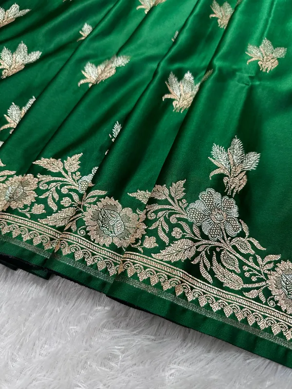Premium_Bottle_Green_Katan_Silk_Banarasi_Saree_With_Delicate_Floral_Arch_Border_And_Traditional_Bouquet_Leaf_Butis