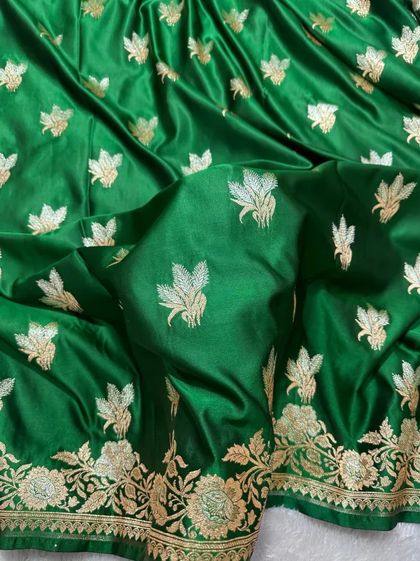 Premium_Bottle_Green_Katan_Silk_Banarasi_Saree_With_Delicate_Floral_Arch_Border_And_Traditional_Bouquet_Leaf_Butis