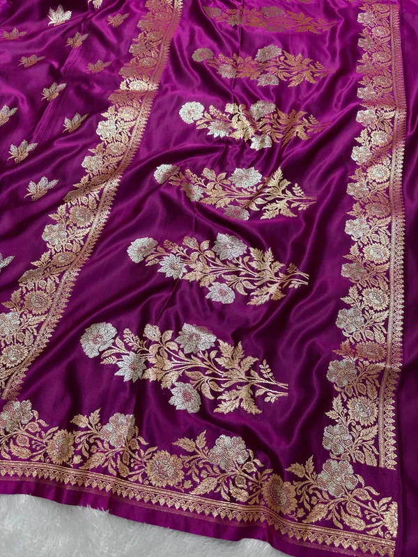 Elegant_Magenta_Purple_Katan_Silk_Banarasi_Saree_With_Delicate_Floral_Arch_Border_And_Traditional_Bouquet_Leaf_Butis