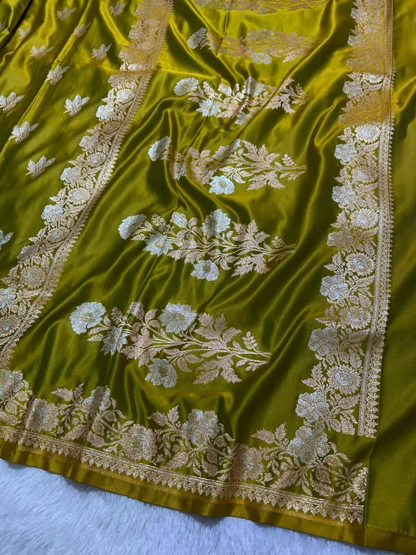 Elegant_Olive_Mehendi_Green_Katan_Silk_Banarasi_Saree_With_Delicate_Floral_Arch_Border_And_Traditional_Bouquet_Leaf_Butis