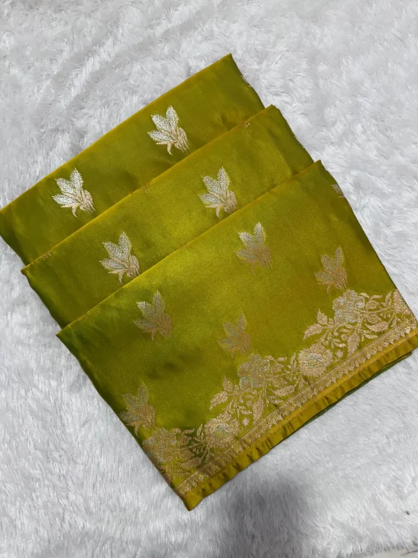 Elegant_Olive_Mehendi_Green_Katan_Silk_Banarasi_Saree_With_Delicate_Floral_Arch_Border_And_Traditional_Bouquet_Leaf_Butis