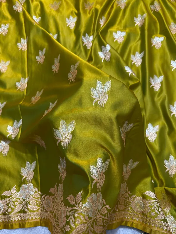 Elegant_Olive_Mehendi_Green_Katan_Silk_Banarasi_Saree_With_Delicate_Floral_Arch_Border_And_Traditional_Bouquet_Leaf_Butis