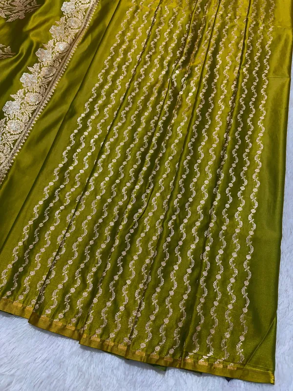 Elegant_Olive_Mehendi_Green_Katan_Silk_Banarasi_Saree_With_Delicate_Floral_Arch_Border_And_Traditional_Bouquet_Leaf_Butis