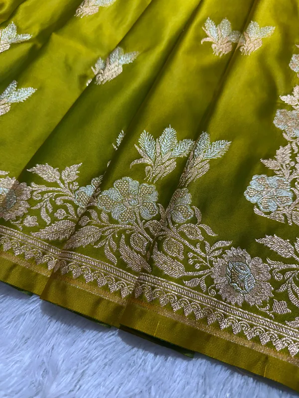Elegant_Olive_Mehendi_Green_Katan_Silk_Banarasi_Saree_With_Delicate_Floral_Arch_Border_And_Traditional_Bouquet_Leaf_Butis