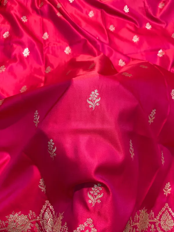 Ornate_Rani_Pink_Katan_Silk_Banarasi_Saree_With_Delicate_Floral_Arch_Border_And_Full_Bloomed_Rose_Butis