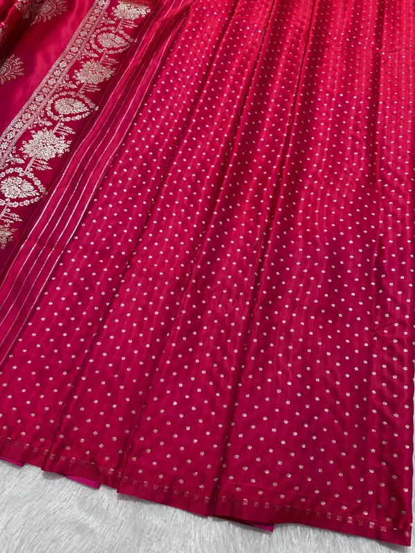 Ornate_Rani_Pink_Katan_Silk_Banarasi_Saree_With_Delicate_Floral_Arch_Border_And_Full_Bloomed_Rose_Butis