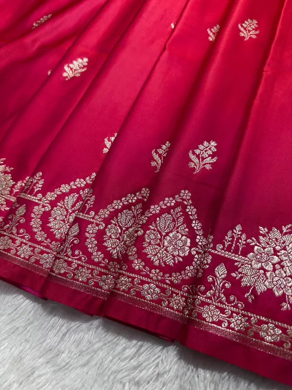Ornate_Rani_Pink_Katan_Silk_Banarasi_Saree_With_Delicate_Floral_Arch_Border_And_Full_Bloomed_Rose_Butis