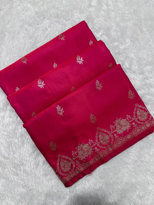 Ornate_Rani_Pink_Katan_Silk_Banarasi_Saree_With_Delicate_Floral_Arch_Border_And_Full_Bloomed_Rose_Butis