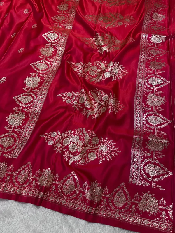 Ornate_Rani_Pink_Katan_Silk_Banarasi_Saree_With_Delicate_Floral_Arch_Border_And_Full_Bloomed_Rose_Butis