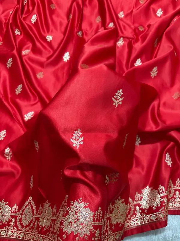 Elegant_Crimson_Red_Katan_Silk_Banarasi_Saree_With_Delicate_Floral_Arch_Border_And_Full_Bloomed_Rose_Butis