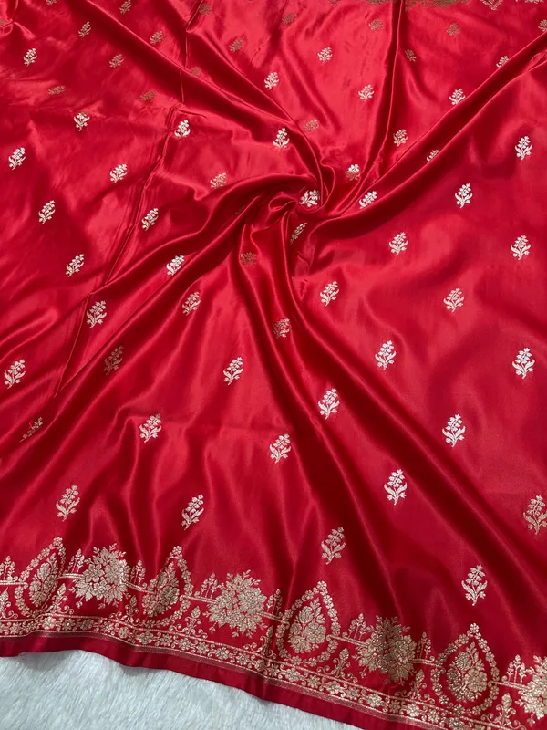 Elegant_Crimson_Red_Katan_Silk_Banarasi_Saree_With_Delicate_Floral_Arch_Border_And_Full_Bloomed_Rose_Butis