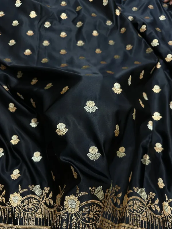 Elegant_Jet_Black_Katan_Silk_Banarasi_Saree_With_Delicate_Floral_Arch_Border_And_Full_Bloomed_Rose_Butis