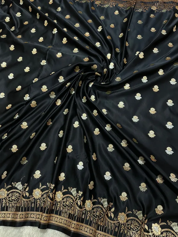 Elegant_Jet_Black_Katan_Silk_Banarasi_Saree_With_Delicate_Floral_Arch_Border_And_Full_Bloomed_Rose_Butis
