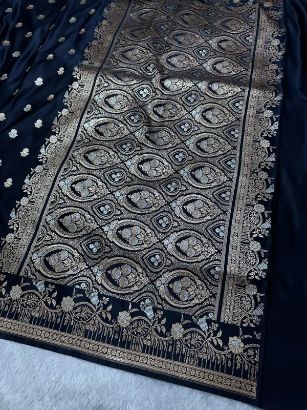 Elegant_Jet_Black_Katan_Silk_Banarasi_Saree_With_Delicate_Floral_Arch_Border_And_Full_Bloomed_Rose_Butis