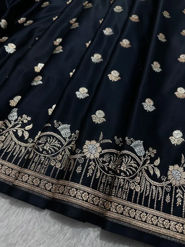 Elegant_Jet_Black_Katan_Silk_Banarasi_Saree_With_Delicate_Floral_Arch_Border_And_Full_Bloomed_Rose_Butis