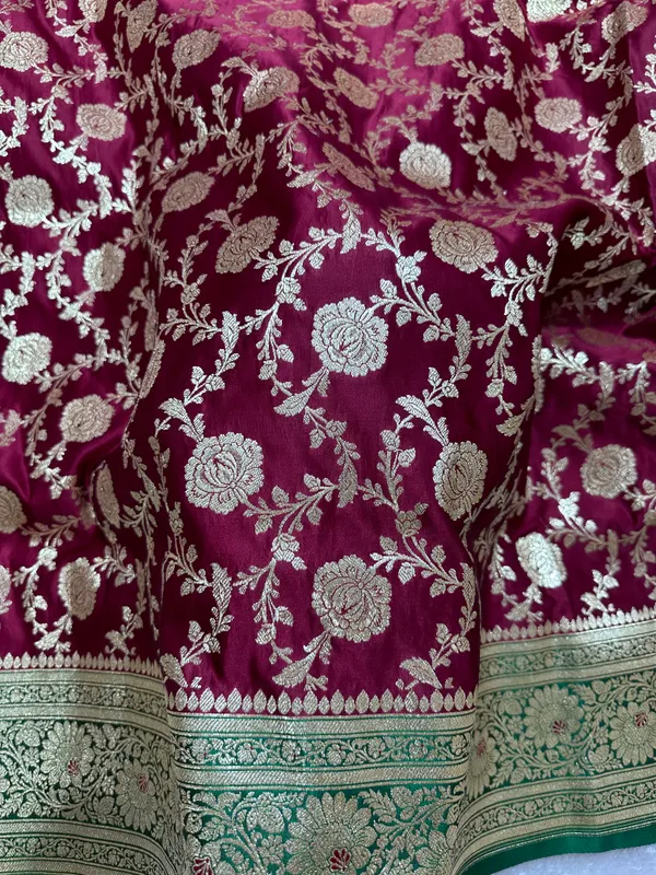 Royal_Wine_Plum_Katan_Silk_Banarasi_Saree_With_Contrasting_Green_Border_And_Full_Rose_Vine_Jaal_Work