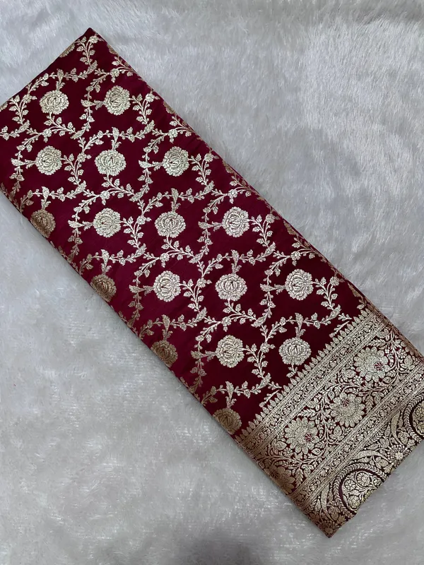 Royal_Wine_Plum_Katan_Silk_Banarasi_Saree_With_Contrasting_Green_Border_And_Full_Rose_Vine_Jaal_Work