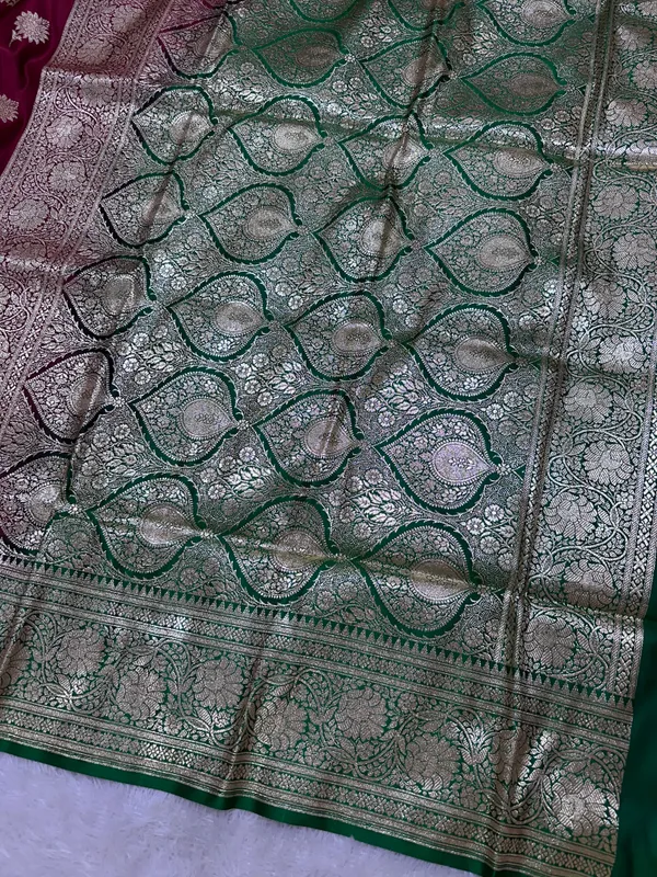 Royal_Wine_Maroon_Katan_Silk_Banarasi_Saree_With_Contrasting_Green_Border_And_Traditional_Sunflower_Butis