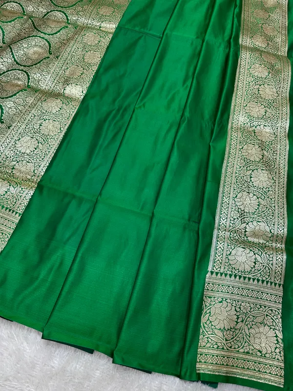 Royal_Wine_Maroon_Katan_Silk_Banarasi_Saree_With_Contrasting_Green_Border_And_Traditional_Sunflower_Butis