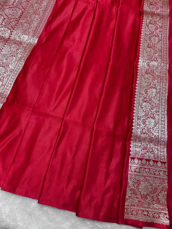 Elegant_Crimson_Red_Katan_Silk_Banarasi_Saree_With_Royal_Floral_Vine_Pallu_And_Vertical_Wavy_Bel_Work