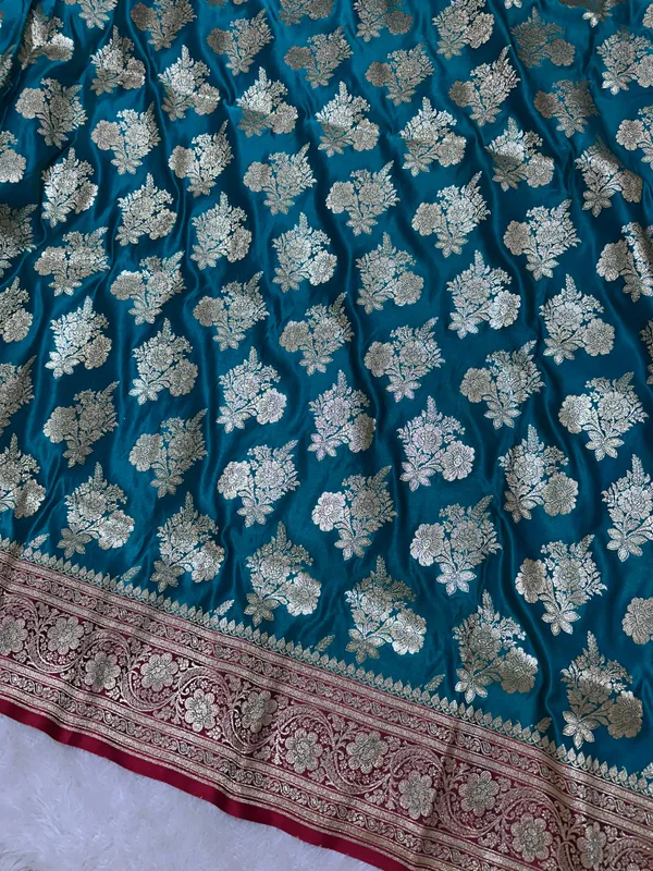 Premium_Peacock_Teal_Green_Katan_Silk_Banarasi_Saree_With_Royal_Heritage_Pallu_And_Traditional_Bouquet_Leaf_Butis