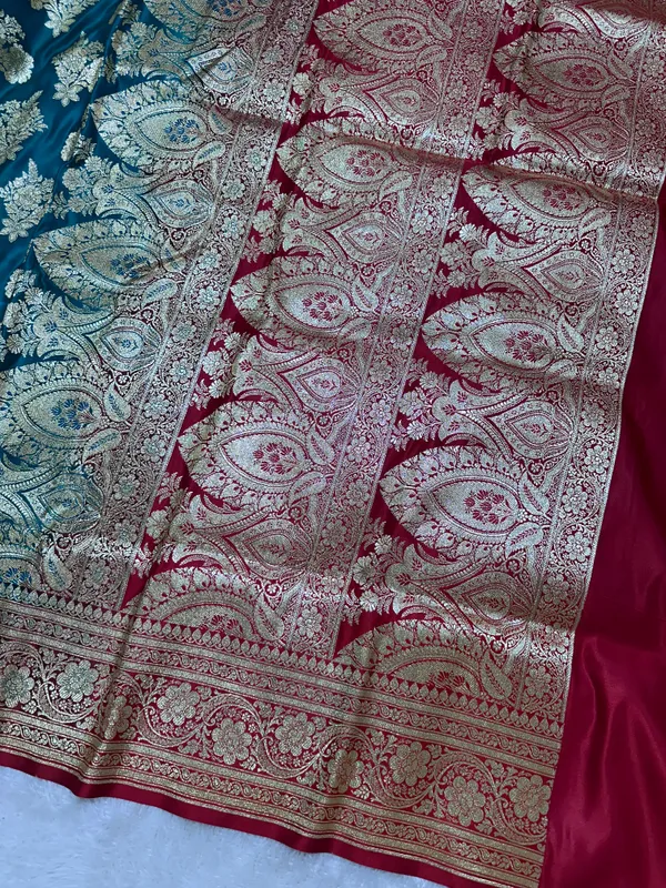 Premium_Peacock_Teal_Green_Katan_Silk_Banarasi_Saree_With_Royal_Heritage_Pallu_And_Traditional_Bouquet_Leaf_Butis