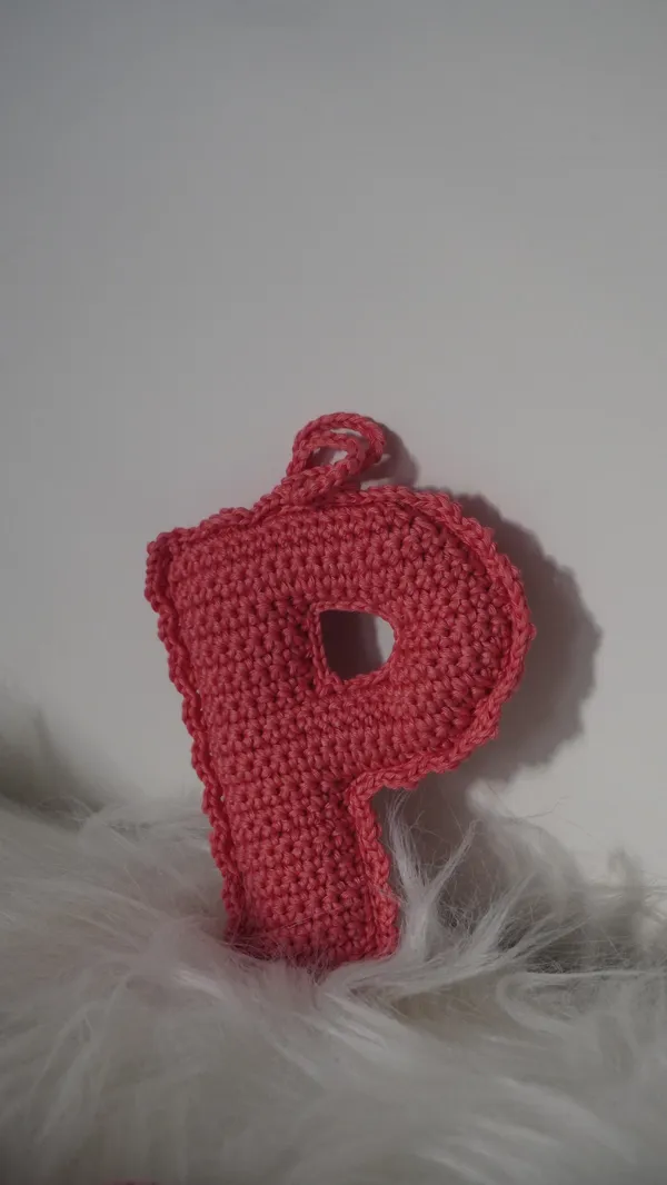 Crochet_Alphabet_Charm_P_In_Coral