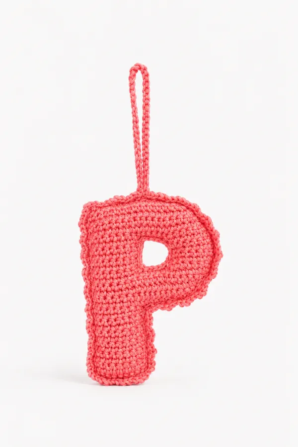 Crochet_Alphabet_Charm_P_In_Coral
