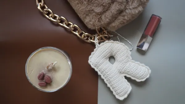 Crochet_Alphabet_Charm_R_In_Ivory