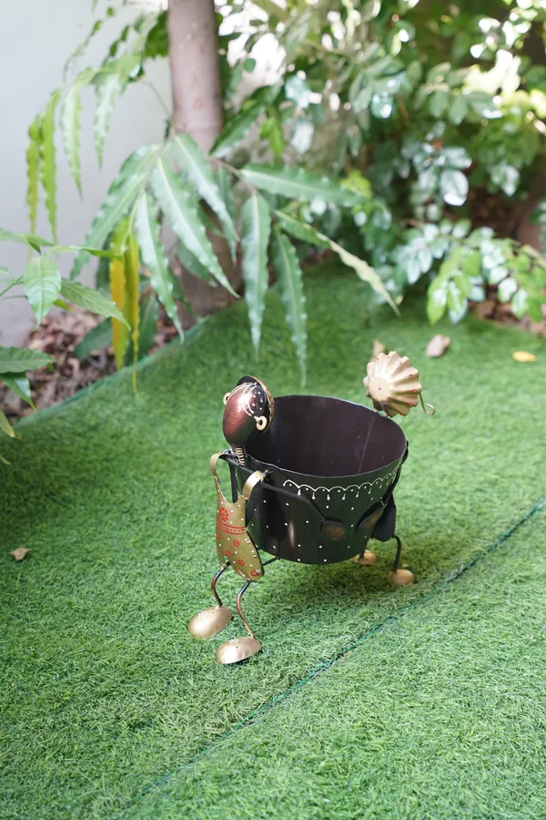 Black_Metal_Figurine_Design_Plant_Stand