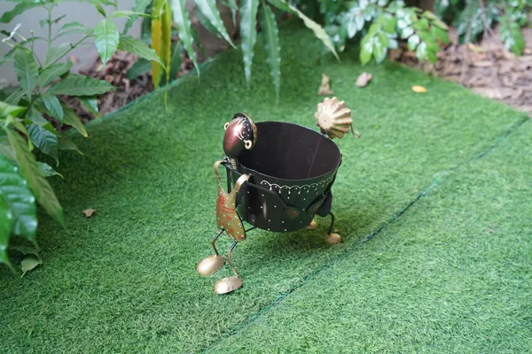 Black_Metal_Figurine_Design_Plant_Stand