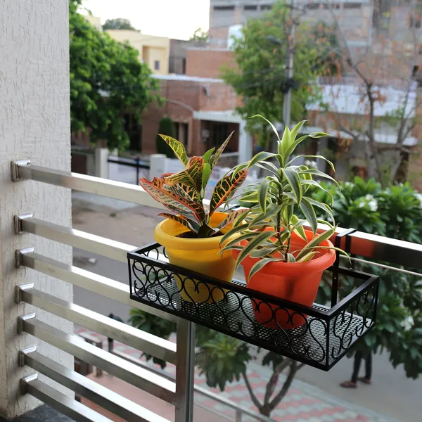 Black_Metal_Heart_Pattern_Balcony_Railing_Plant_Stand