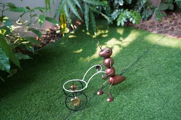 Multicolor_Metal_Ant_Figurine_Plant_Stand