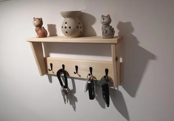 Natural_Wood_Wall_Key_Holder_With_Shelf_And_5_Hooks