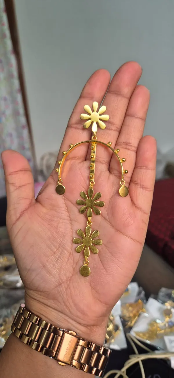 Golden_Daisy_Floral_Stud_Earrings