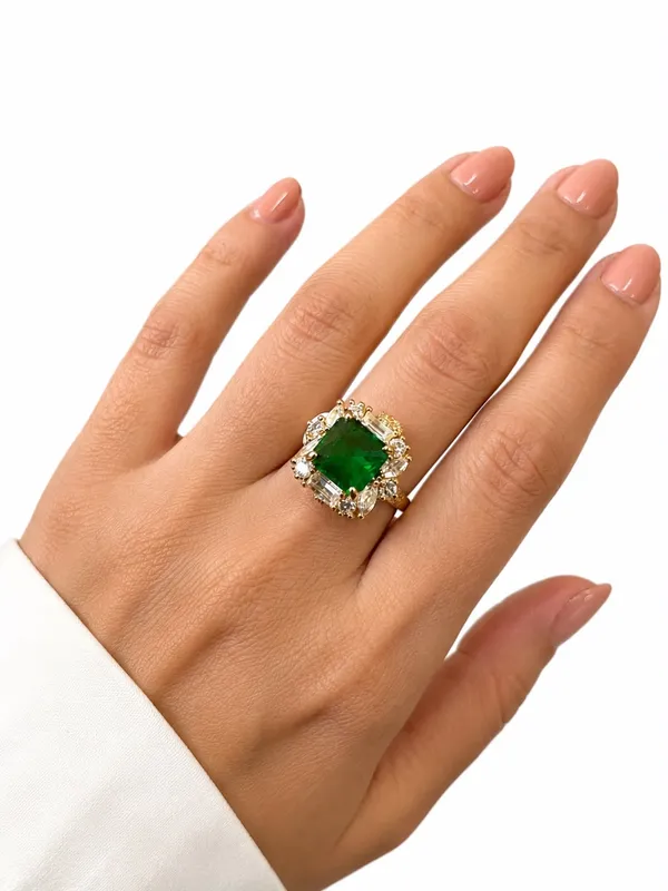 Emerald_Radiance_Statement_Ring