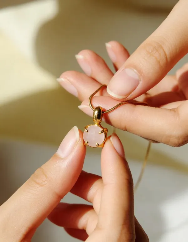 Minimal_Rose_Quartz_Pendant_Necklace