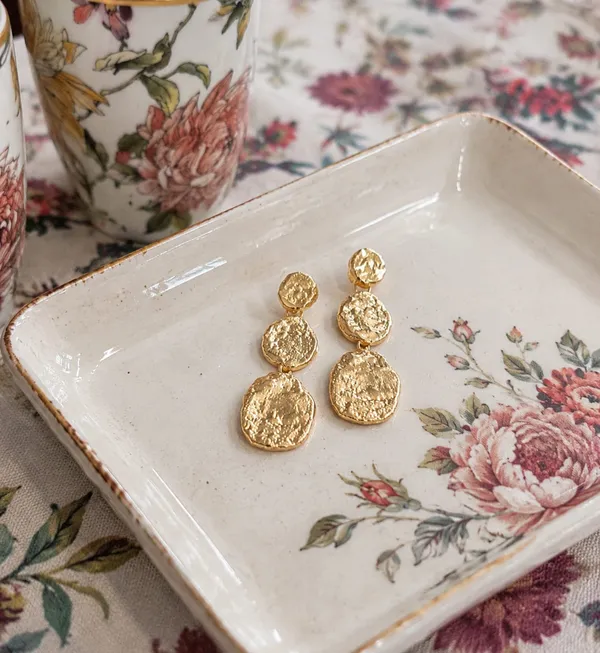 Sculpted_Gold_Coin_Drop_Earrings