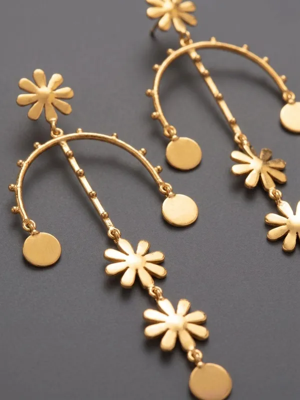 Golden_Daisy_Floral_Stud_Earrings
