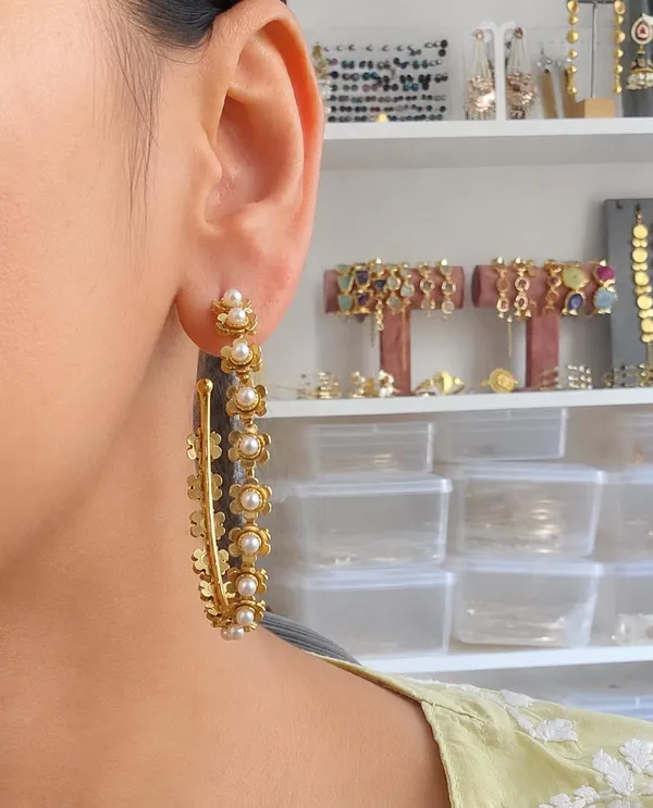 Gold-Plated_Round_Hoop_Earrings_with_Real_Pearl