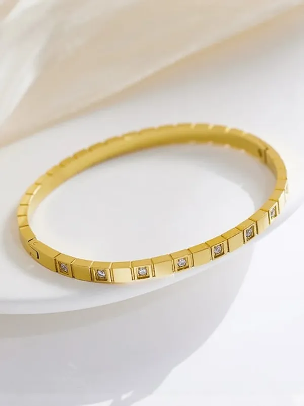 Elegant_Grid_Zircon_Bangle