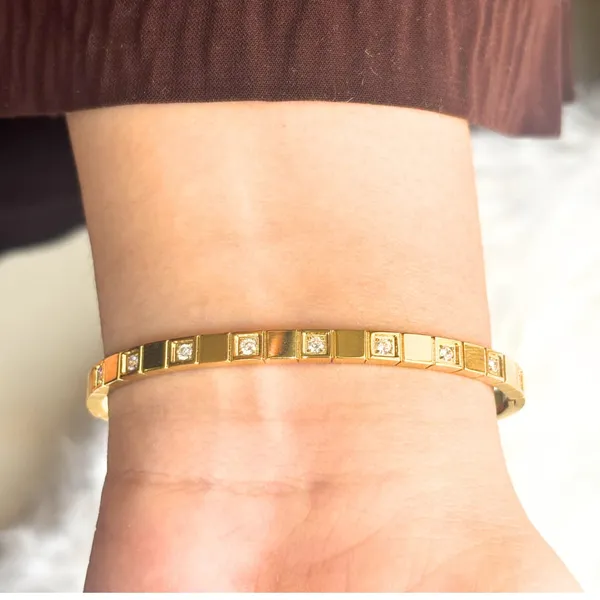 Elegant_Grid_Zircon_Bangle