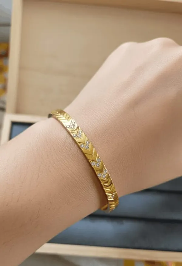 Chevron_Zircon_Gold_Bangle