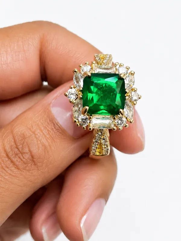 Emerald_Radiance_Statement_Ring