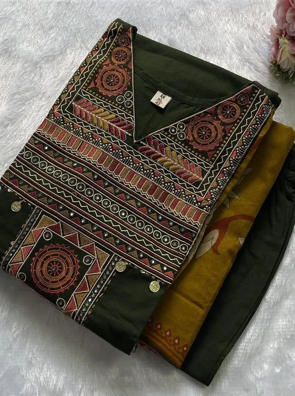Green_Cotton_Kutch_Embroidered_Kurta_Set_for_Women