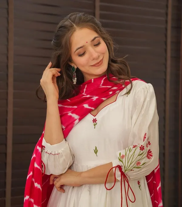 White_Floral_Embroidered_Kurta_Set_for_Women